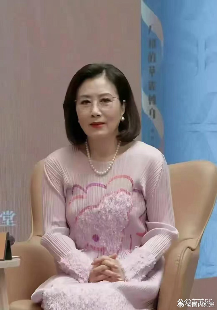 很难相信汪明荃已然年近八旬，肌肤白皙细腻轮廓紧致，体态发量都保持绝佳，状态看着也