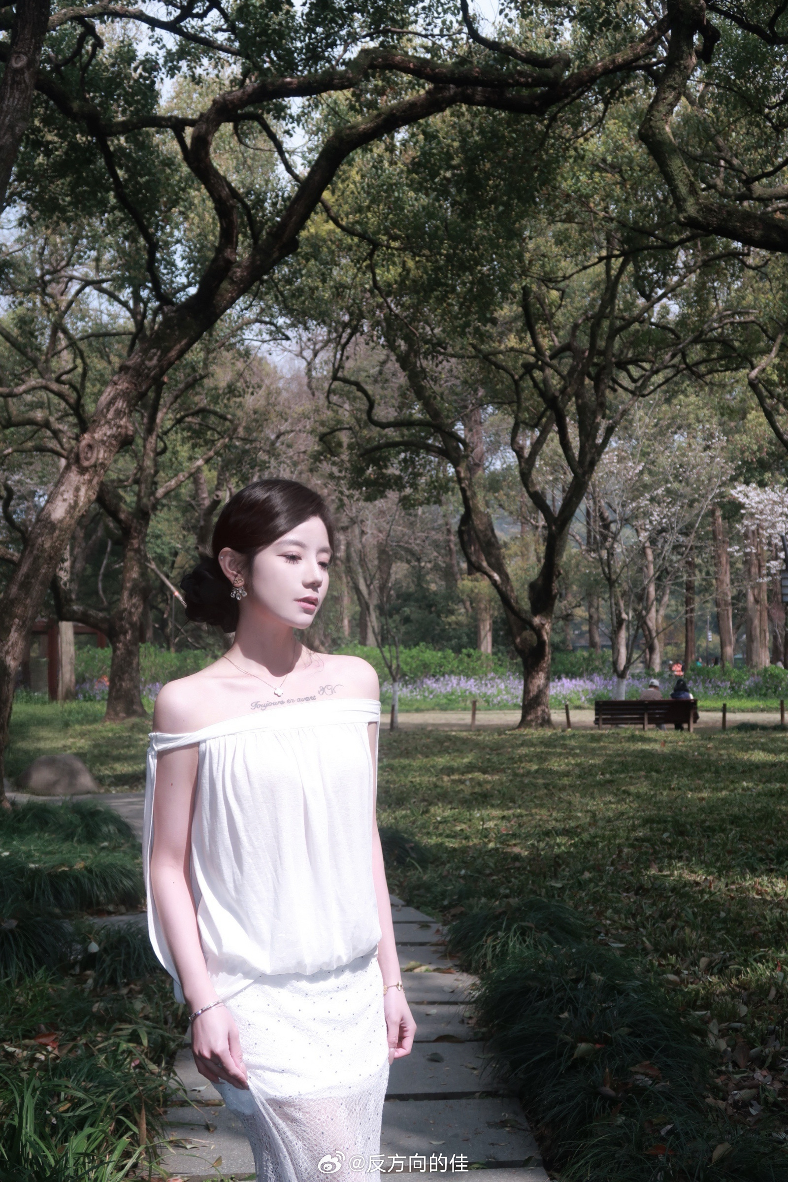 信任是张纸 你揉皱一次 我抚平一次 直到它薄的再也经不起一滴泪的重量 