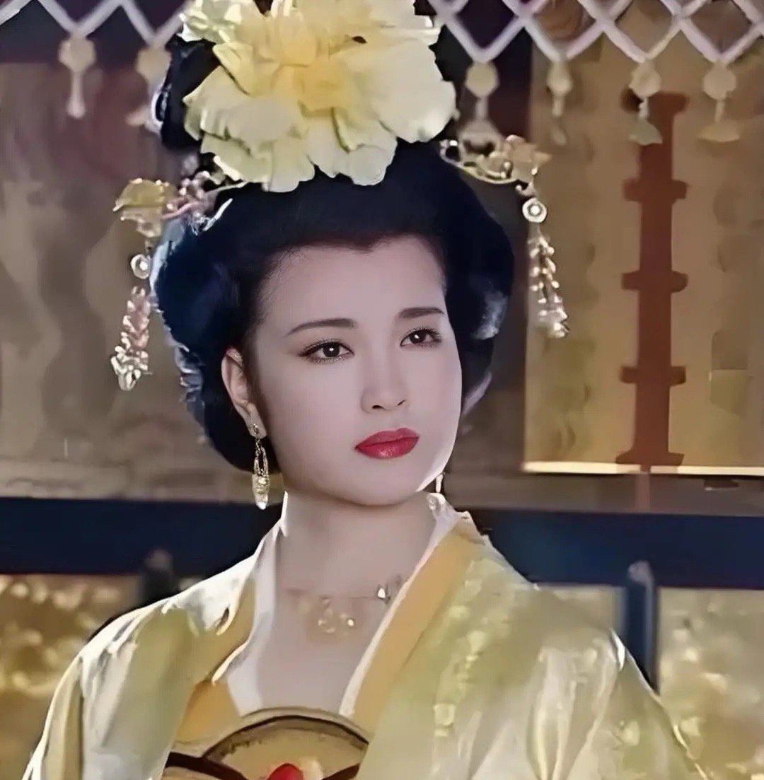 看了75岁刘晓庆和80岁潘迎紫近照，才懂珠圆玉润和清瘦的区别 