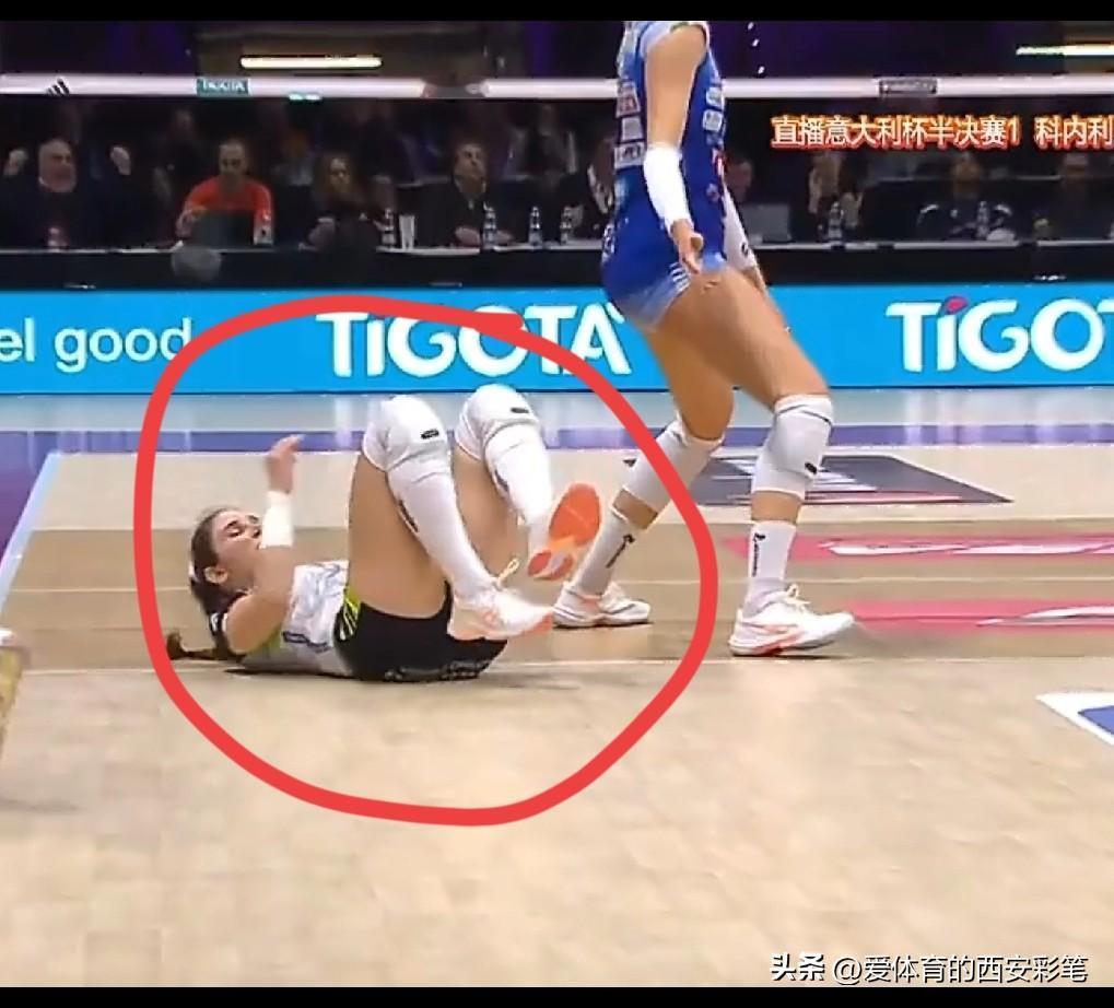 朱婷，关键分就是给力[赞]
瞧，诺瓦拉女排自由人被朱婷迅猛有力的扣球，打得人仰马