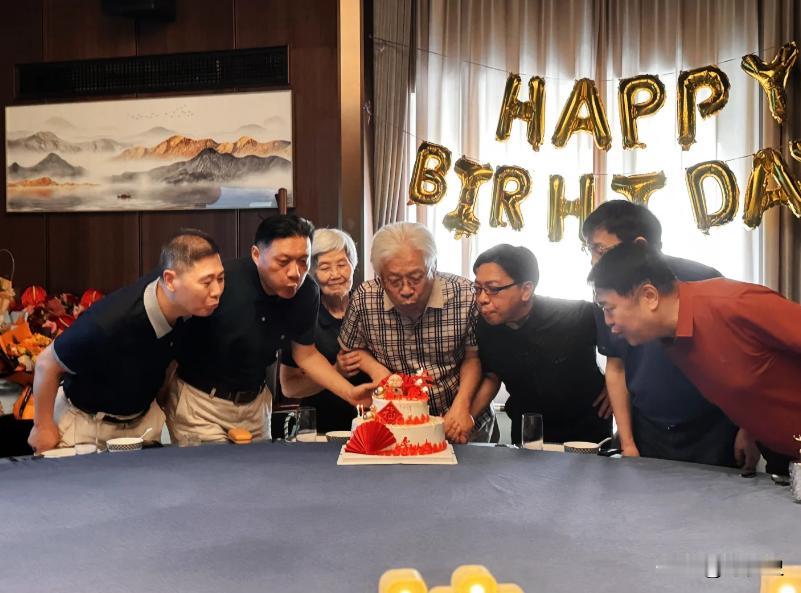河南郑州，一退休大学教授80大寿，儿子不远万里从英国赶来庆祝，在高档酒店摆了30