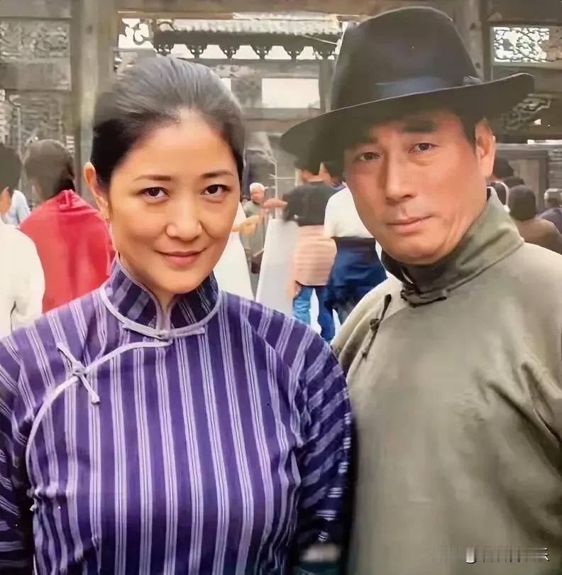 能把这俩位演员认出来，肯定是老影迷，左边是女演员扮演“贺子珍”，右边是男演员扮演