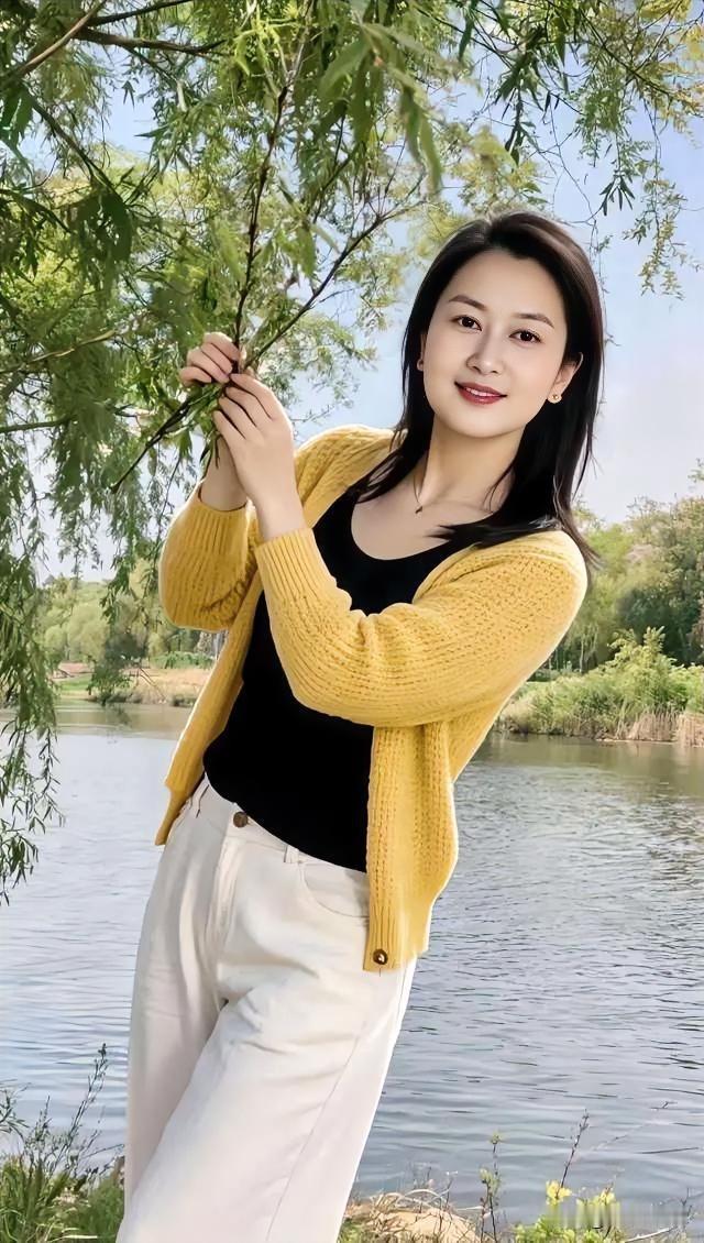 柳枝轻摇，黄衫映水，风暖春深，岁月温柔如你。