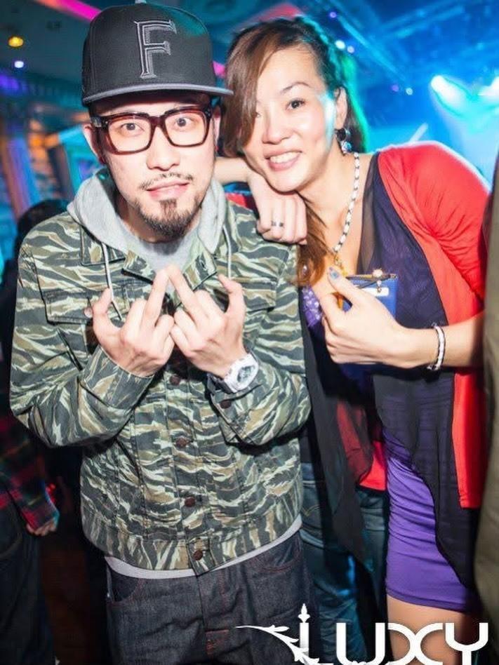 热狗突然在ins晒和法拉利姐十几年前夜店合照 要干嘛？ ​​​