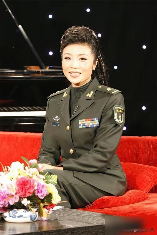 六十岁，正师级待遇，要钱有钱要名有名，她亲口说这辈子最遗憾的事，是没生过孩子。