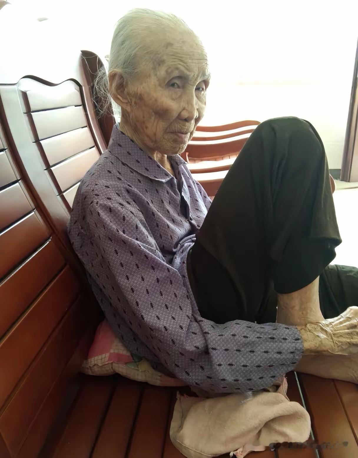 全网破防！相守60年夫妻，前后仅隔3小时相继离世，这才是人间顶级的爱情
 
世间
