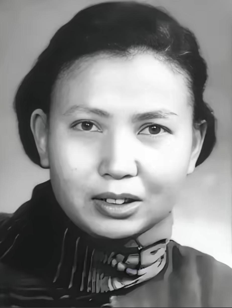 1941年，21岁女战士被活埋前，敌人忽问：“你认识莫林吗？”她一愣，忙答：“认