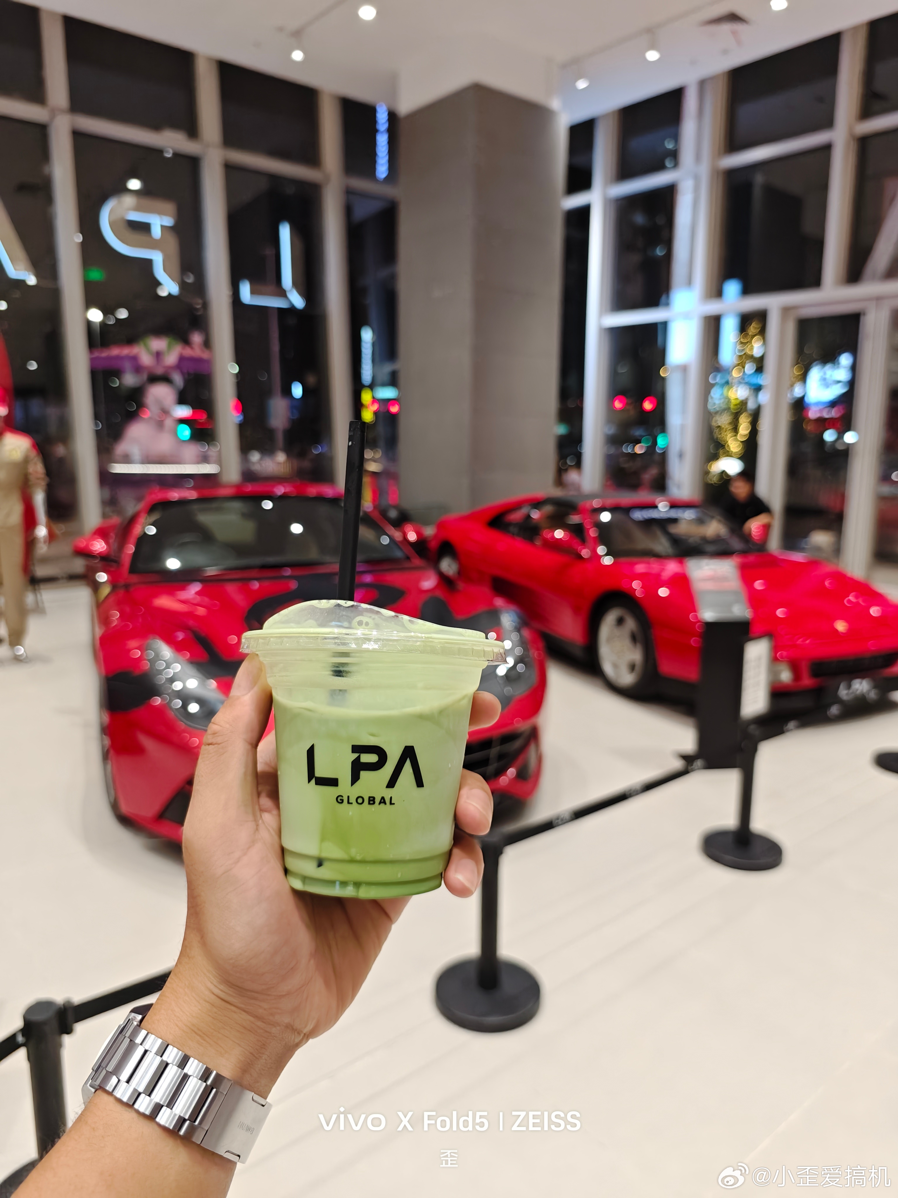 这家饮品店彻底颠覆了我的想象！推开门的瞬间，我仿佛走进了一个跨界艺术空间——这里