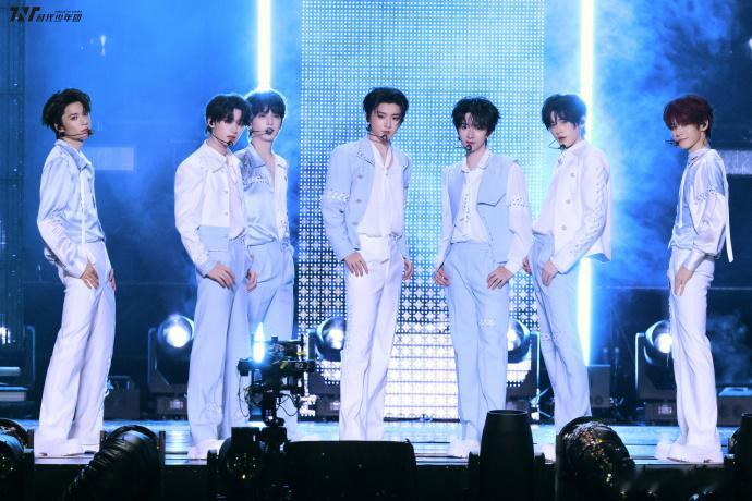 时代少年团蓝白西装梦回三专期待时团的精彩表现