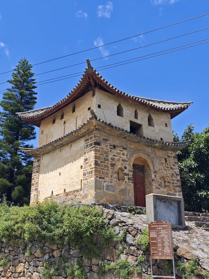 龙首关，即大理的上关，点苍山山脉自北向南绵延，整体走势宛如一条游龙。山脉北边的云