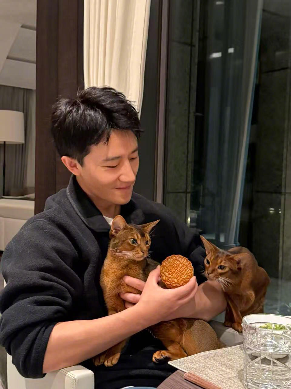 脸太帅了以至于忽略了小胖手[doge] ​​​