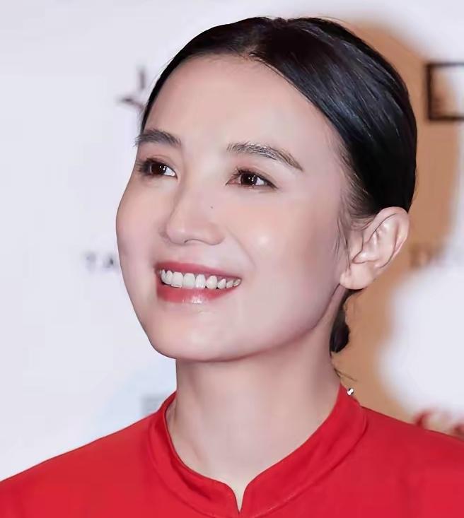 大家都别羡慕宋佳了，普通人永远成为不了她。
不是因为她拿过影后，
也不是因为她资