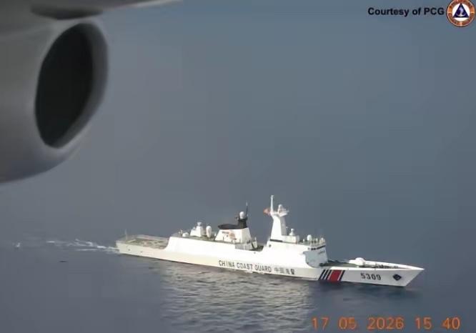 动手了！中国海警抵近中业岛，人员冲上礁，海警船随时戒备

咱们的海警船直接开到中