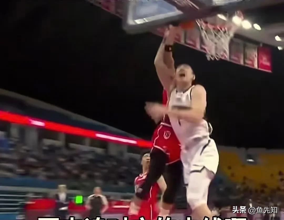 昨晚张文杰对付豪的这次防守，到底是封盖还是犯规？比赛第二节，辽宁队反击快攻，付豪