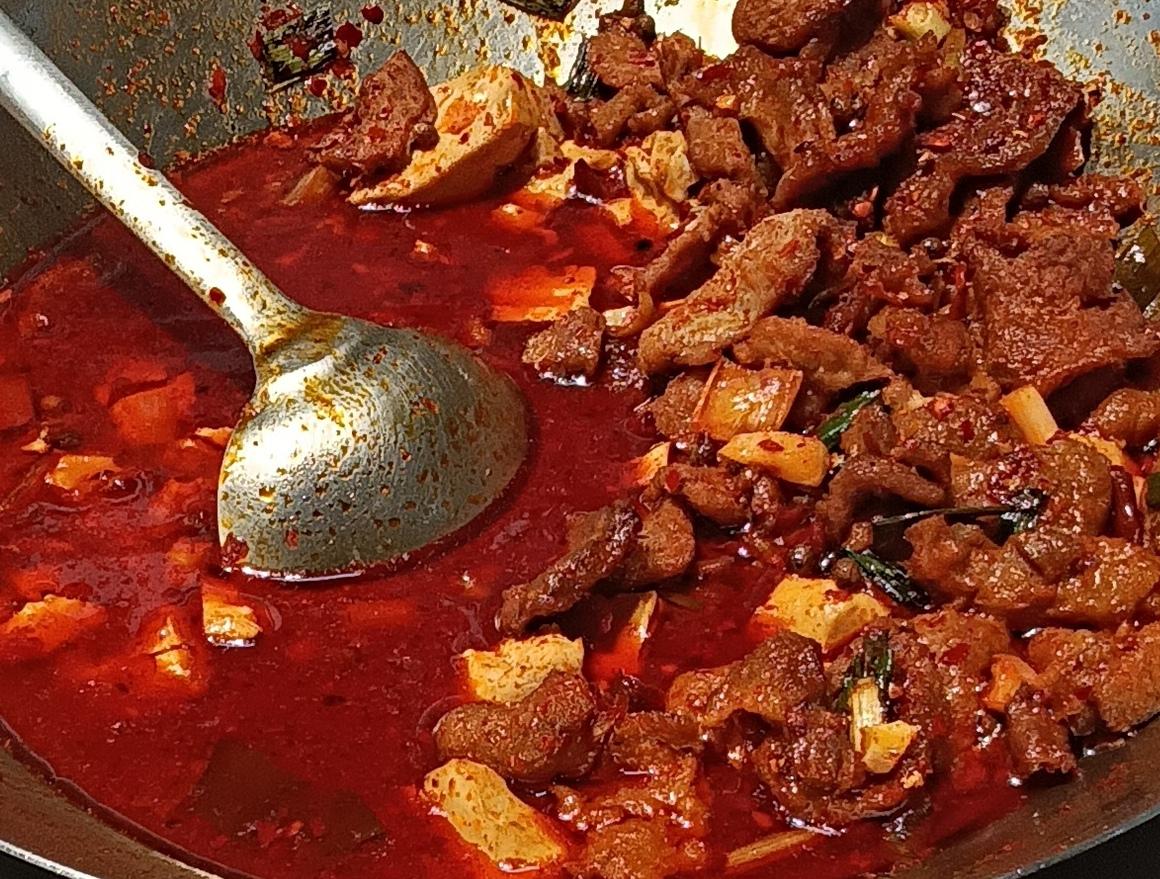 豆腐炖牛肉香辣味，很下饭。