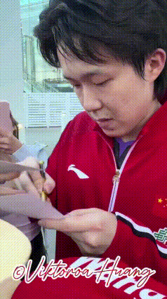 王哥又出搞笑名句——咱别过来搞批发了。

今天比完赛，一堆球迷找王哥签名。本来看