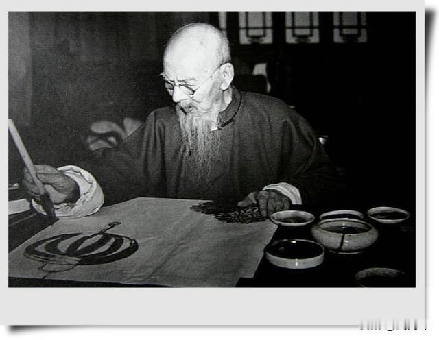 年过九十的齐白石，依旧每日提笔作画，从不偷懒懈怠。

偶尔一日偷懒停笔，次日必定