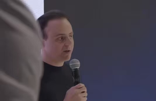 F1传奇车手马萨被中国超跑黑科技折服，李晓华见证跨越。国产超跑开启性能领域全新征