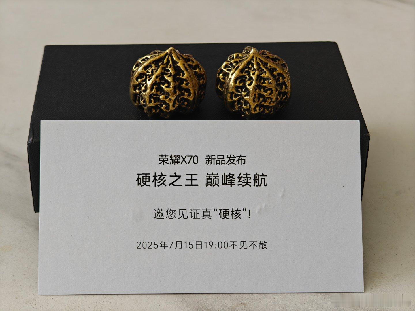 史上最硬核得邀请函来了简单总结四个字：“荣耀牛X”。行业首个金标十面抗摔必须稳稳