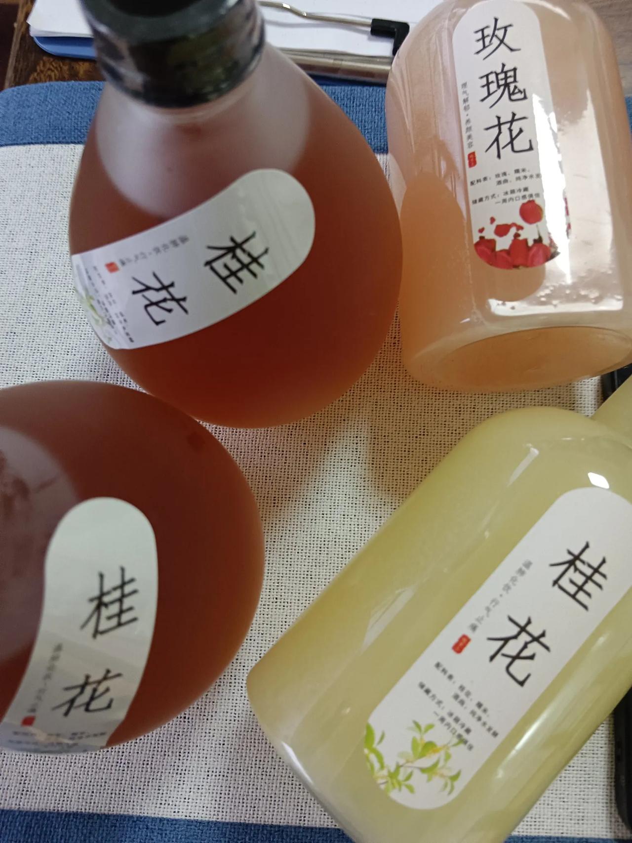 好友自酿桂花酒，问我何时可解忧？
​秋风落叶随风去，祊水滚滚向东流。
曾​记去年