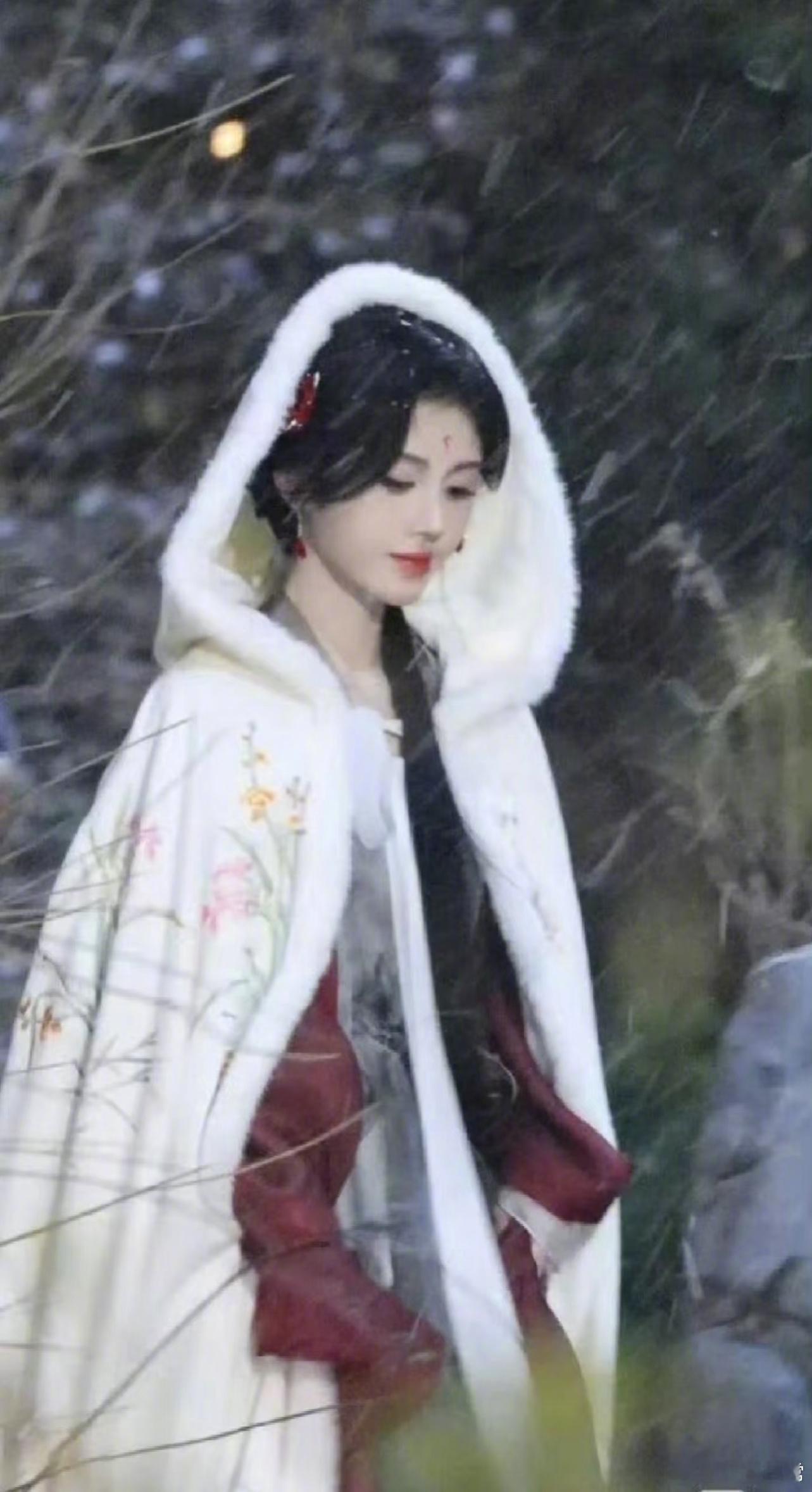 鞠婧祎、陈都灵《月麟绮纪》雪景路透 