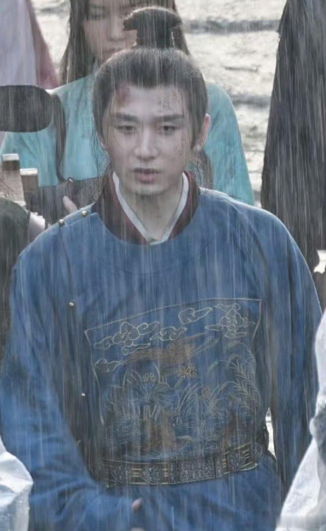 成毅落魄太子造型 明式就是合适成毅啊 ，大光明就是帅啊。逃亡好啊，我很期待纤夫造