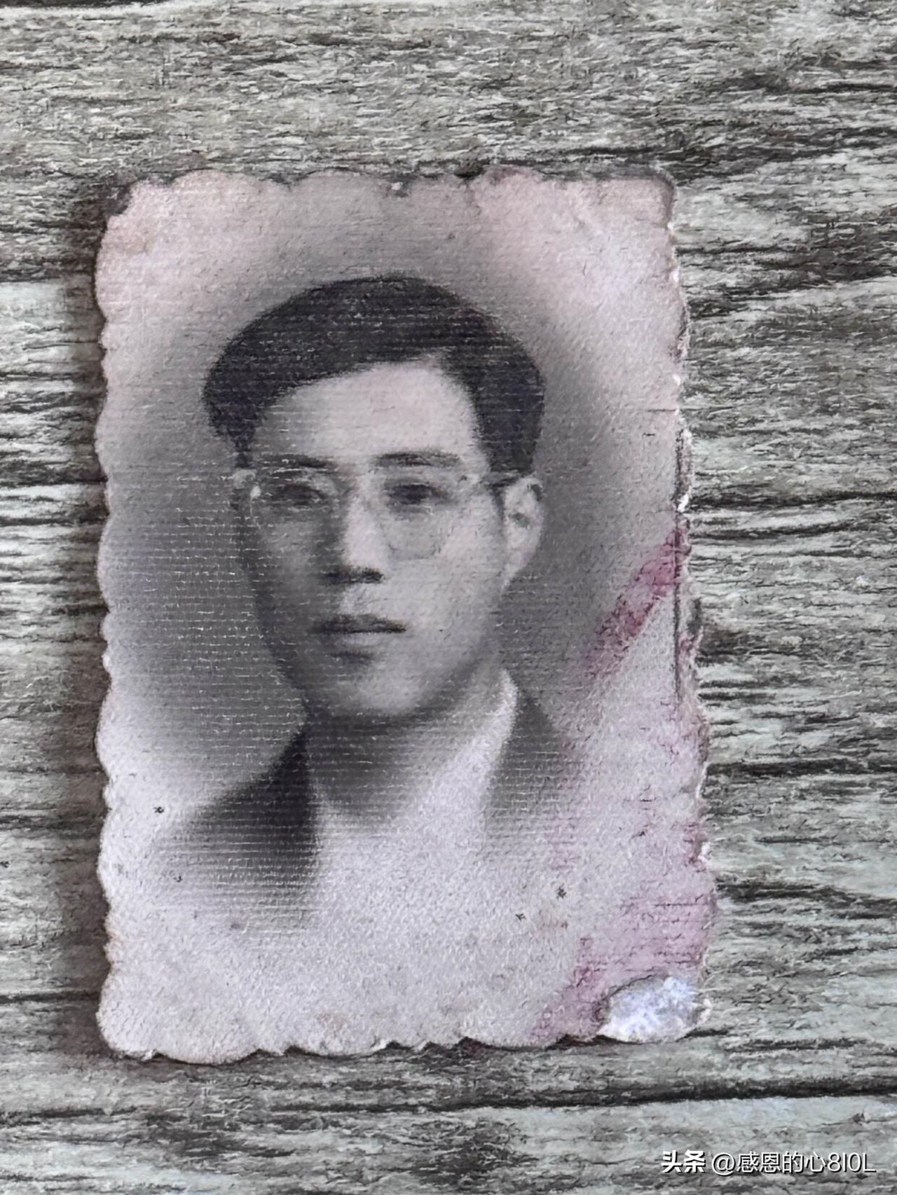照片上的人是我的爸爸，那一年他26岁。
爸爸1937年出生，出生的时候家里已经败