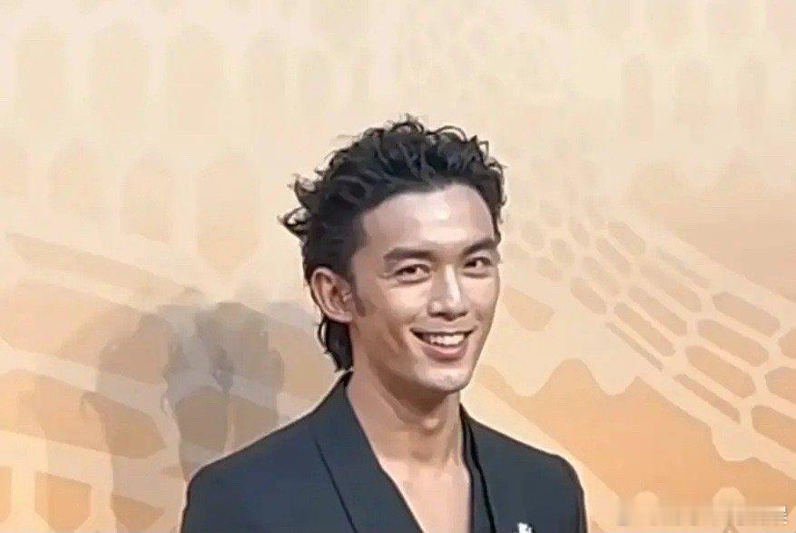 吴磊这是什么情况？怎么怪怪的 ​​​