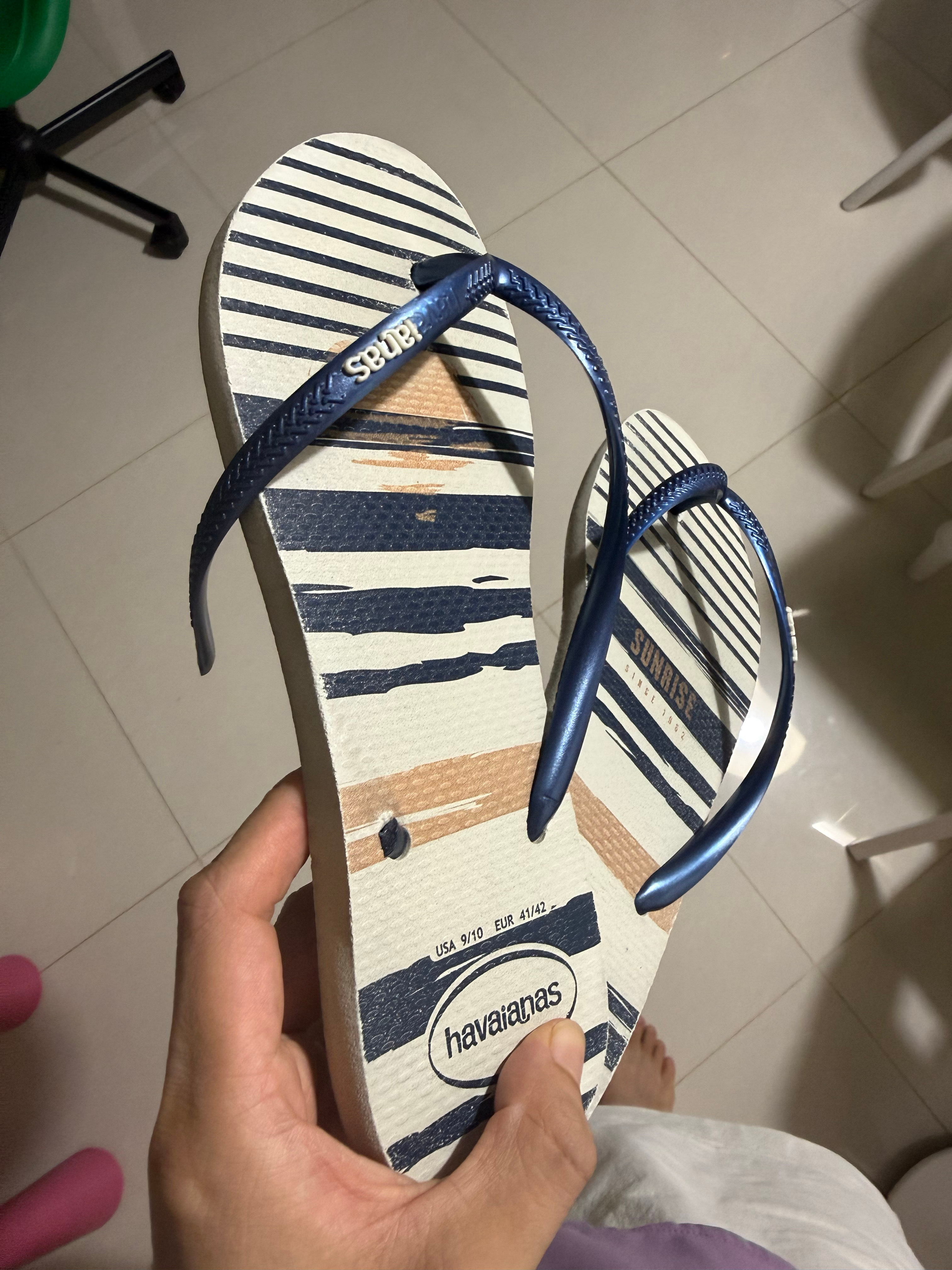 拖鞋又断了一双小陈又重复了上次的话术：你有没有想过这种拖鞋不是给你这种体重的？真
