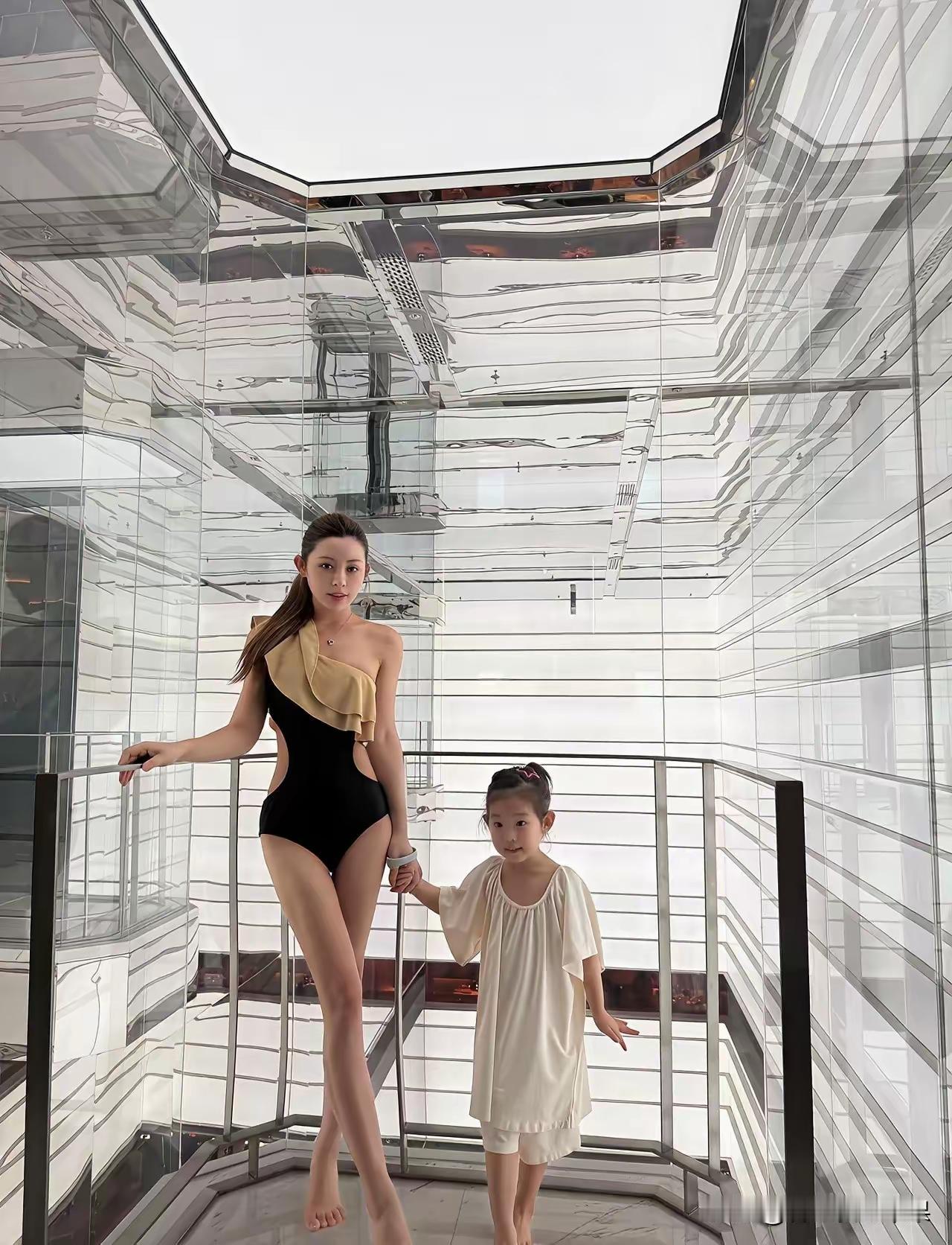 带着亲生女儿去水上乐园🌊🛟🏖️