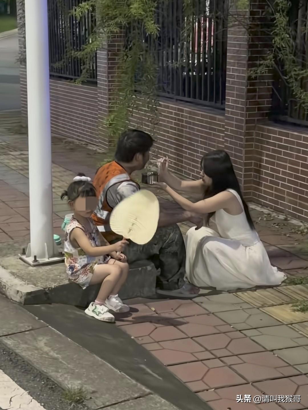 有没有羡慕这位大哥？他在出租屋附近干杂工，这是他晚上加班过程中，老婆带着女儿给他