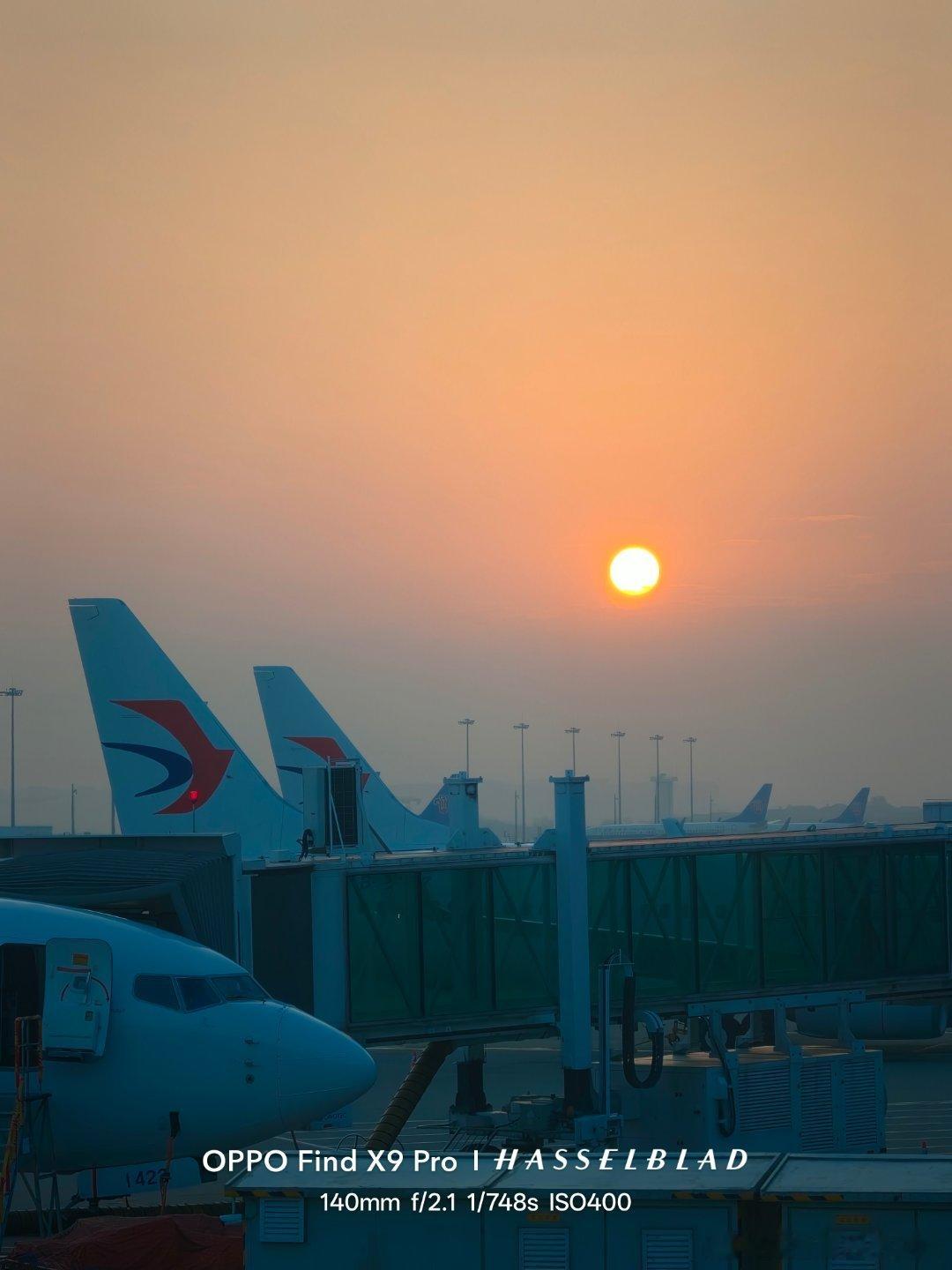 勤劳的人已经早起坐在飞机上… 武汉·武汉天河国际机场