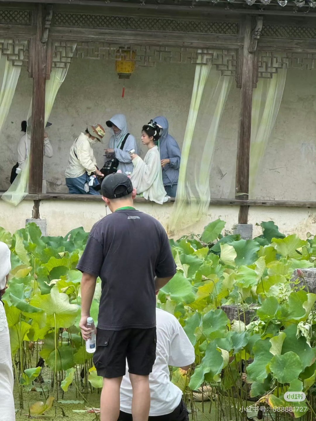 赵今麦王安宇《一念江南》最新路透赵今麦，王安宇都属于古装扮相不太容易出彩的情况，