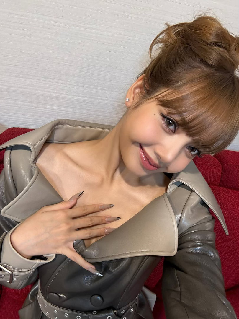 想学仰头自拍的话  看Lisa就好啦！ 