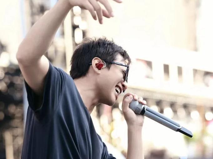 近日，邓超跨年夜彩排生图一经曝光便火速刷屏热搜，照片中的他状态爆棚，令网友纷纷惊