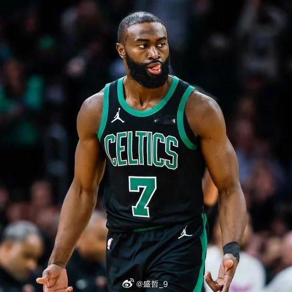 杰伦-布朗把错失月最佳的气，全撒在了快船身上。平生涯新高的50分，凯尔特人队史只