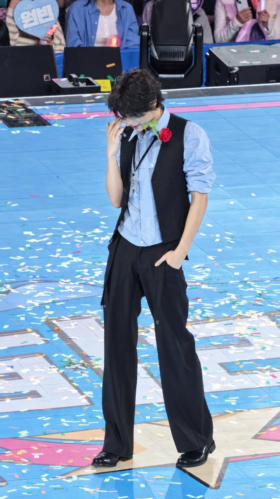 完全就是古早少女漫的一张李灿荣神图 ​​​