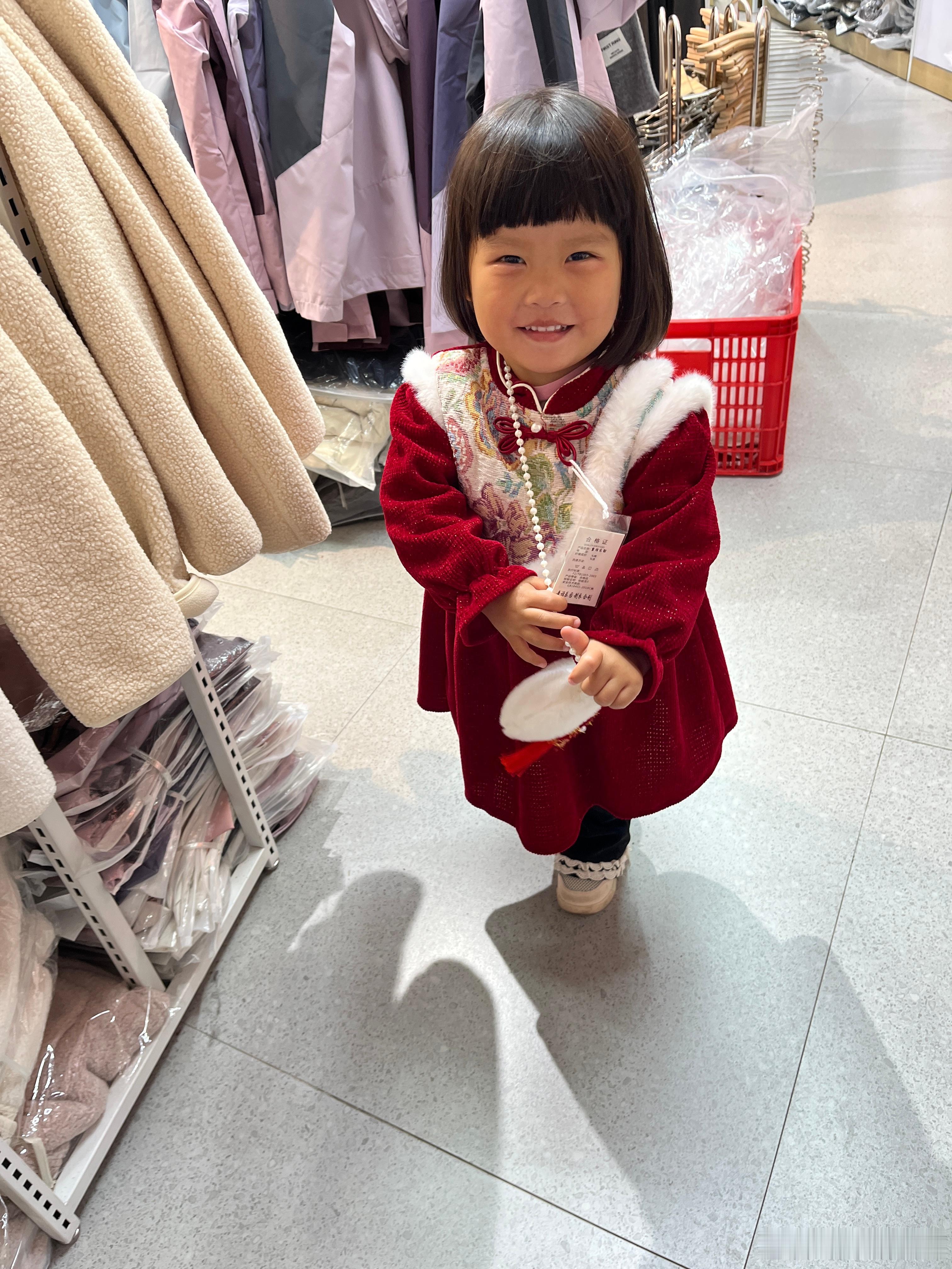 娃看上这一件裙子，我觉得太显胖了，她说就喜欢这件，好好看第一次见短剧有韩剧财阀那