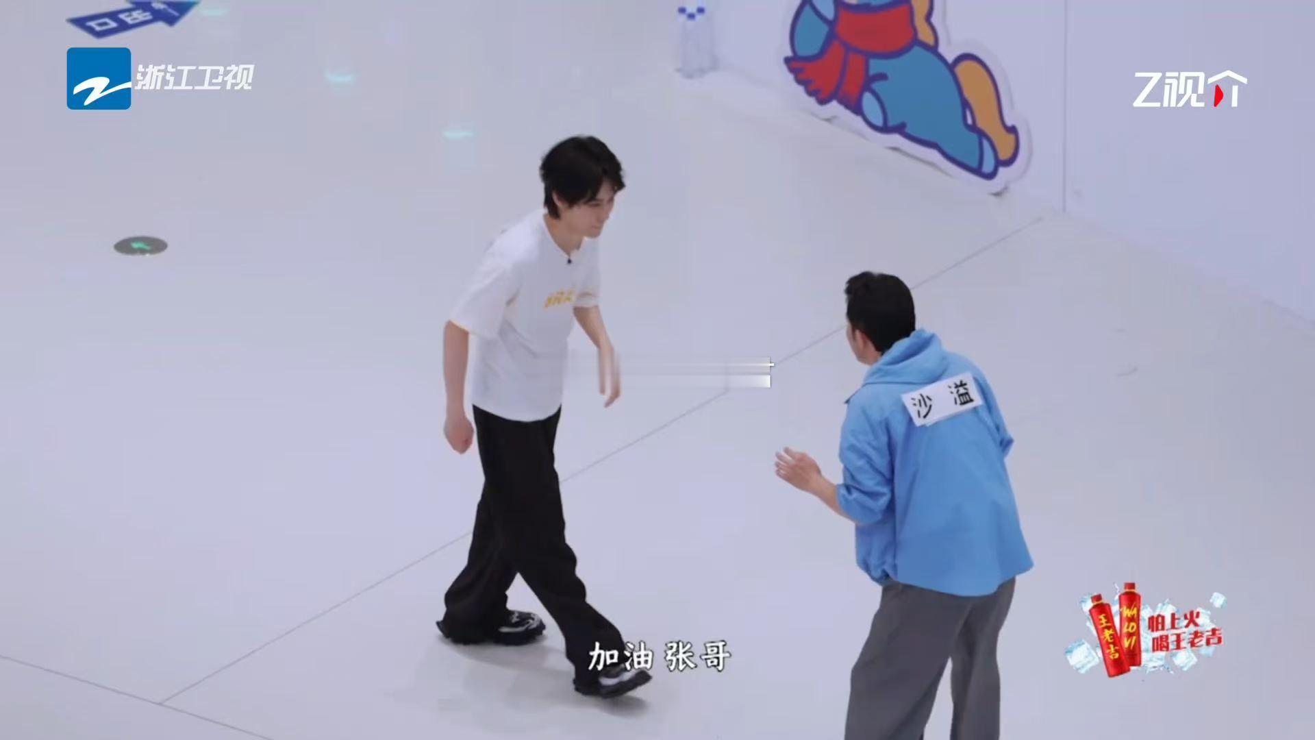 沙溢张真源父子对决奔跑吧 父子对决的含金量在这场撕名牌里体现得淋漓尽致，沙溢和张