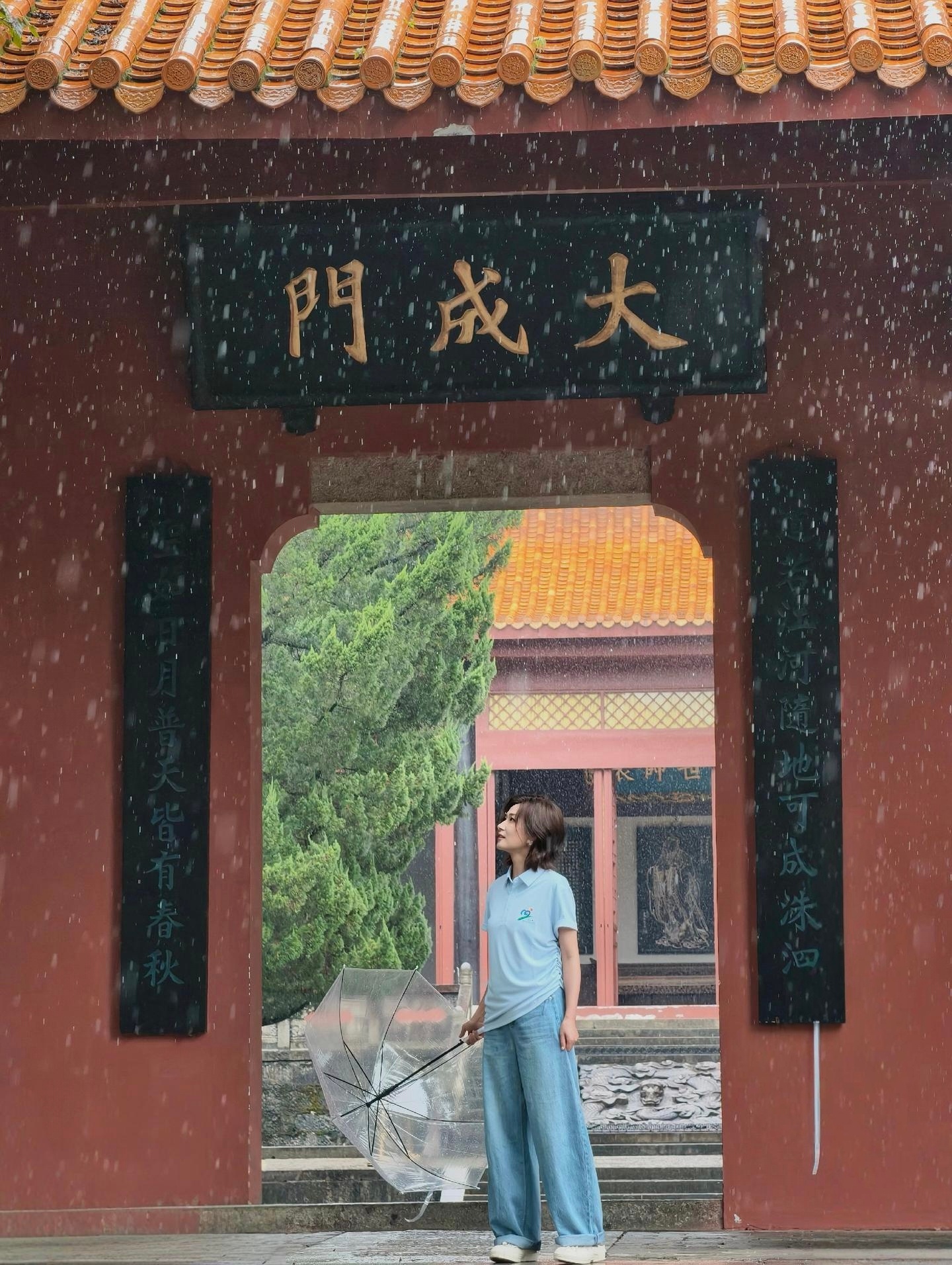 万茜[超话] ｜万茜为湖南省第十五届运动会打call  雨落朱檐，万物皆静，唯你