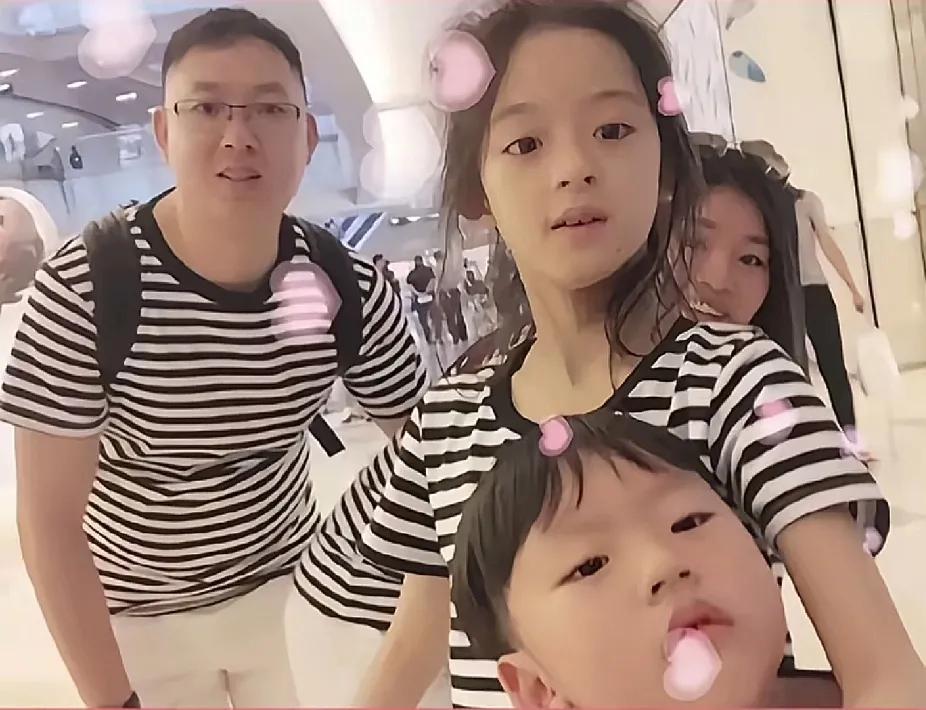 黄杨钿甜家曝光的情况到目前为止是相当诡异的，其父杨先生曾就读于十堰湖北工业职业技
