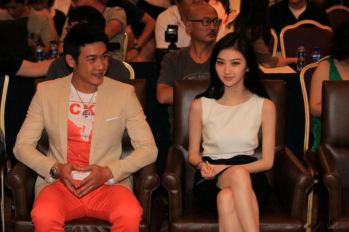 陆毅但凡长得差一点，都驾驭不了这套衣服，简直就是行走的衣架。景甜则是行走的糖罐，