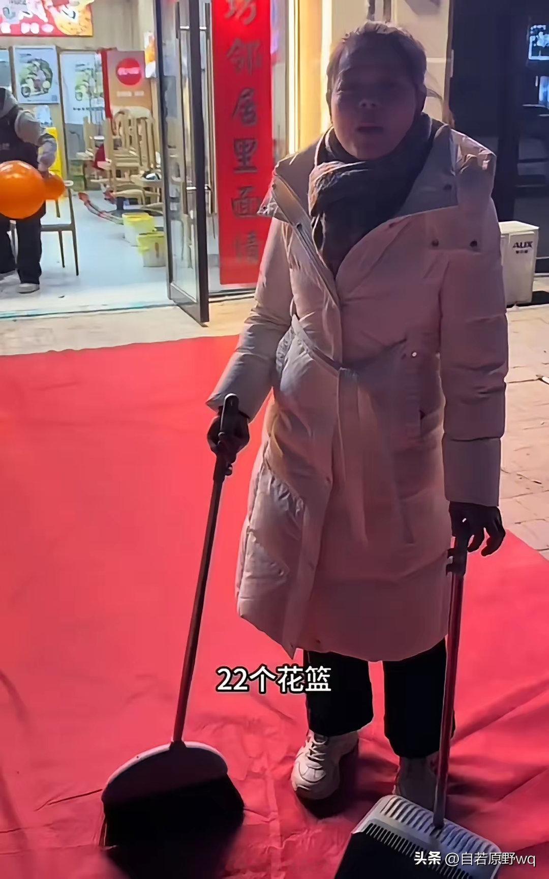那个背着孩子送外卖的单亲小朦妈，开业当天早上发现 22 个开业花篮全部被偷走，难