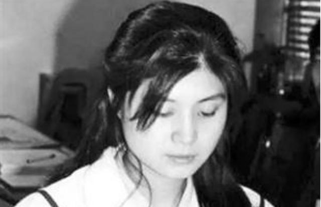 1987年11月29日凌晨，在飞往汉城的KA858航班上，朝鲜女特工金贤姬将调好