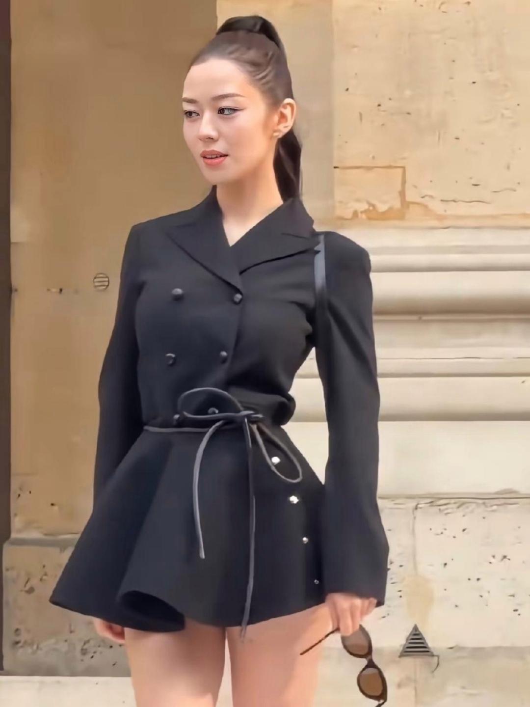 吉娜参加巴黎时装周，身材真好。 