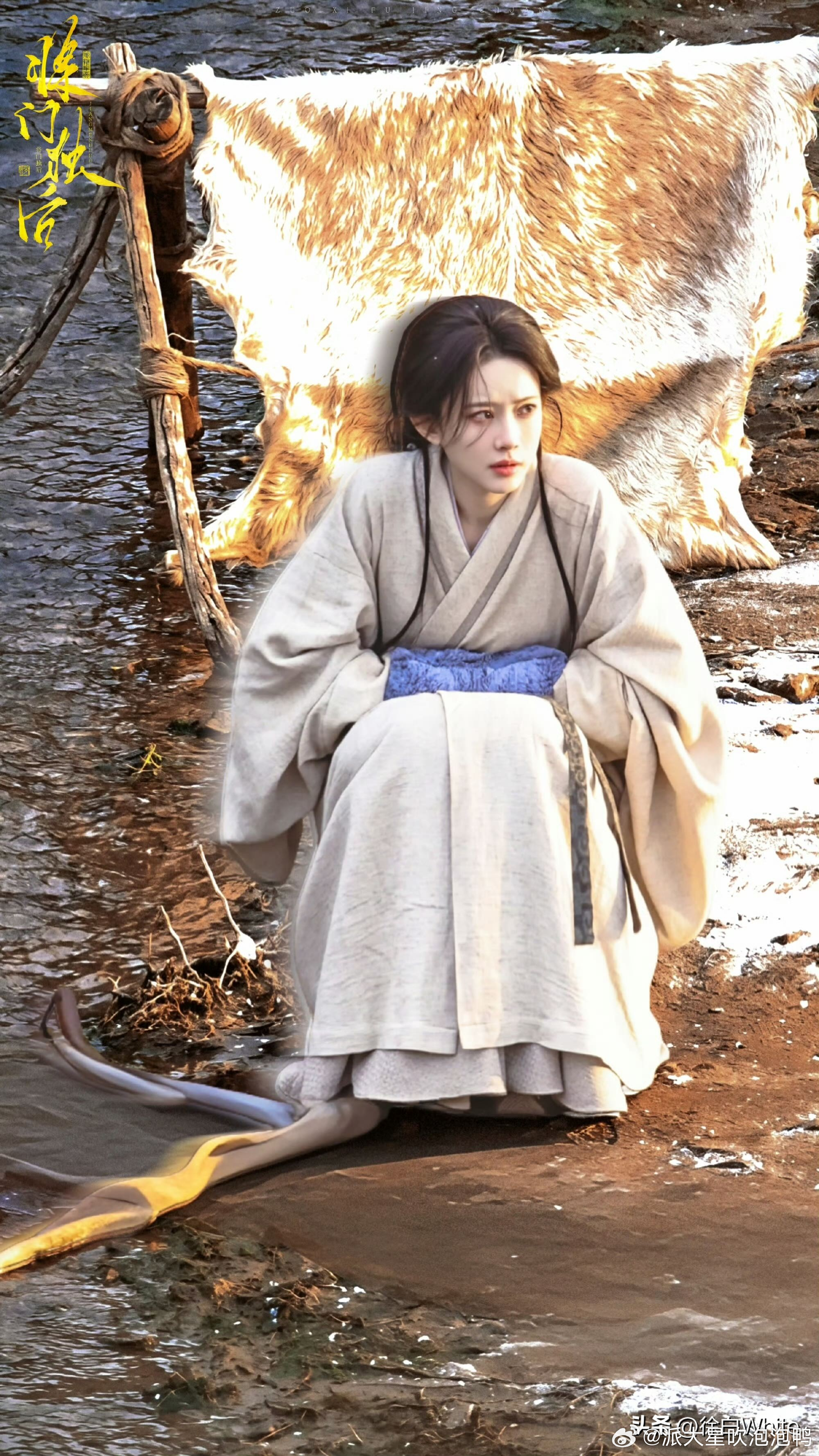 孟子义最新综艺录制《变形计》上一秒美美的坐在河边像拍画报，下一秒河边洗衣服，洗到