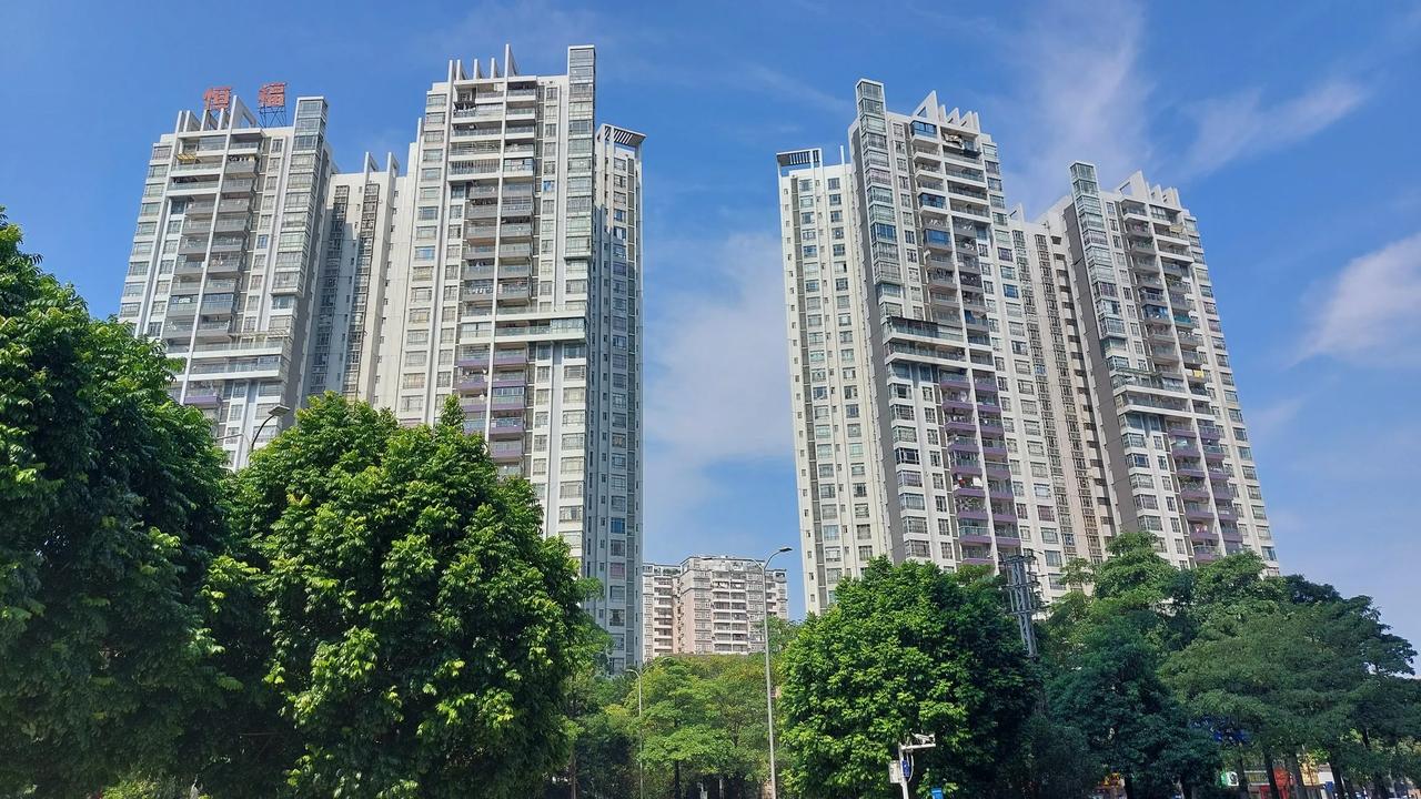 资本的性质：从长期来看，资本性质有了彻底改变，农地形式的资产逐步被工业资本和金融