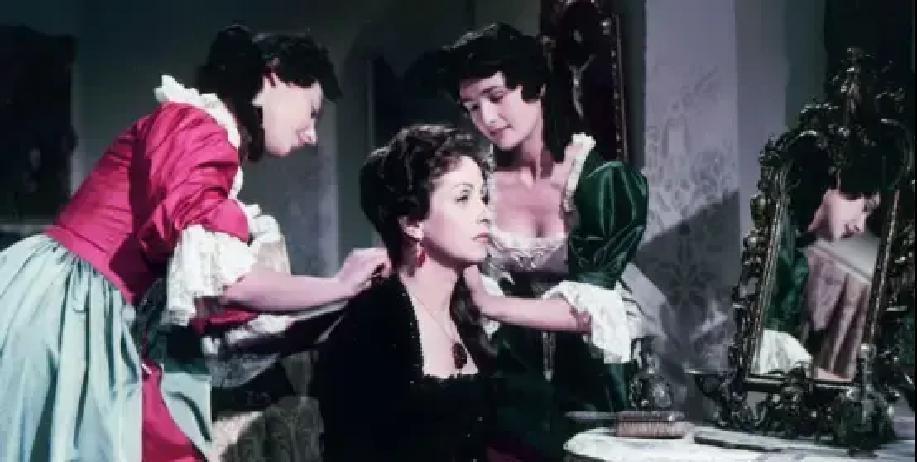 粪便堆到脚踝那天，贵族发明了高跟鞋
 
巴黎街头，十四世纪。粪水横流，没人敢低头