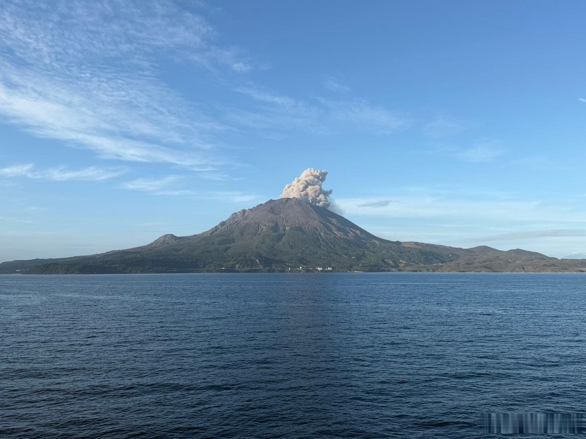 日本鹿儿岛县樱岛火山今（25）日下午3时54分爆发，喷烟高度达火山口上方1000