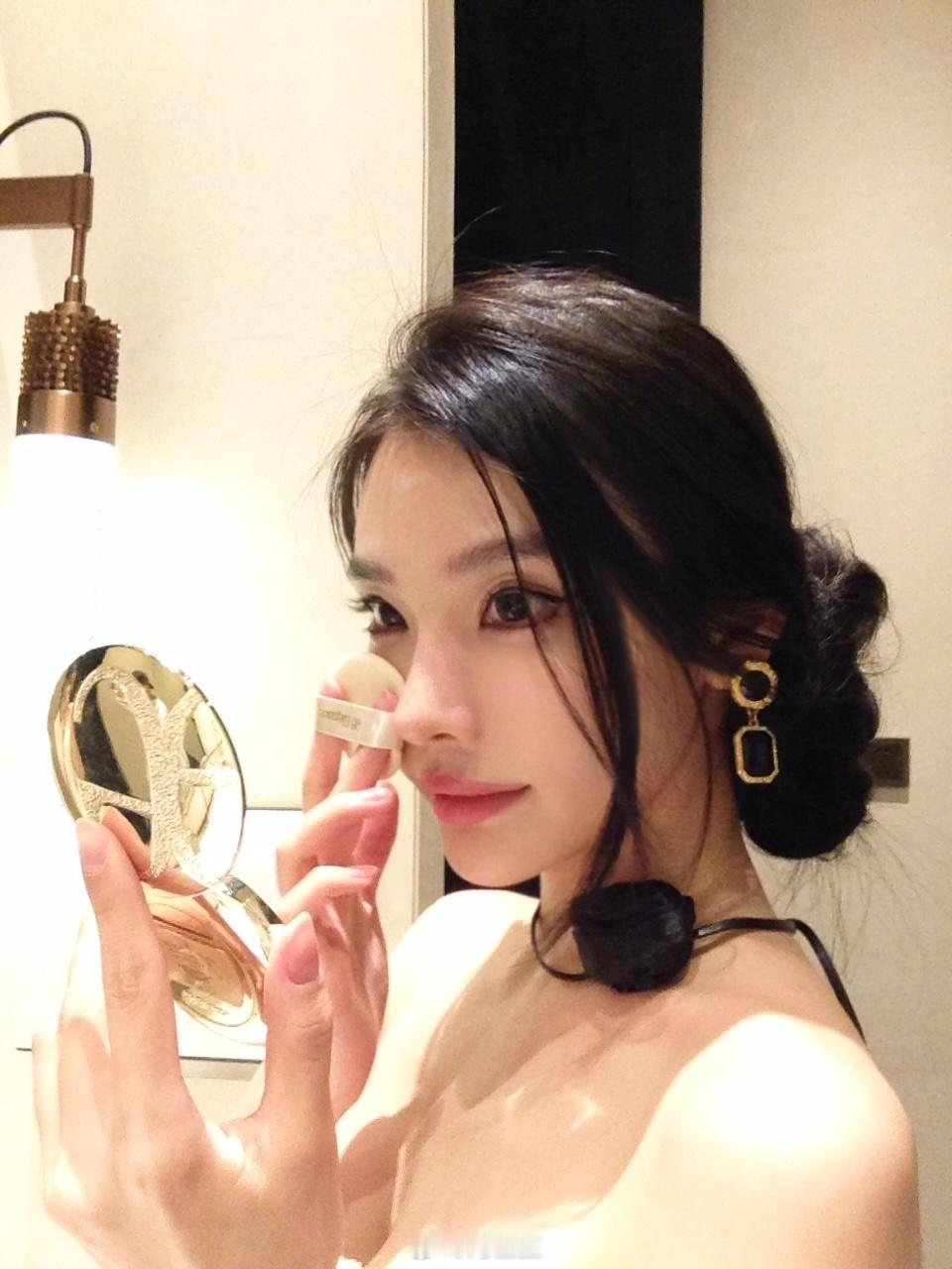 昨天边p图边看完了《了不起的狐狸爸爸》越来越喜欢这种轻松有趣又不用带脑子思考的电